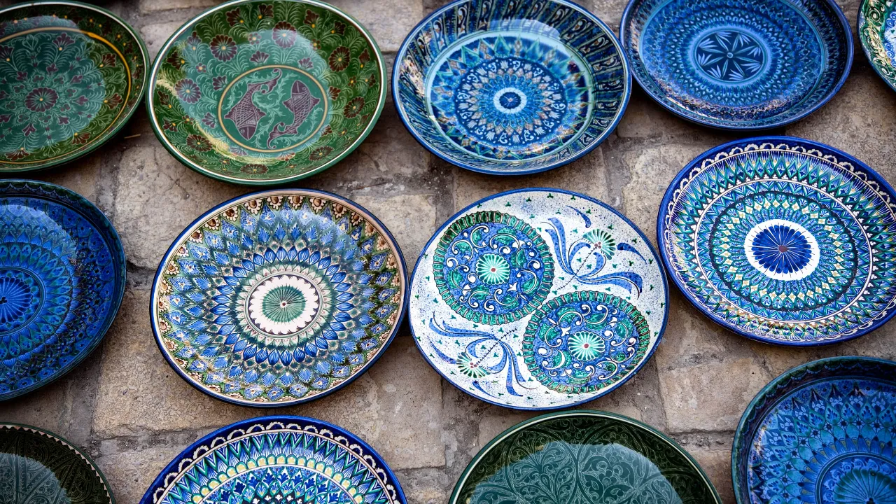 Uzbekiska keramiktallrikar med traditionella, färgglada mönster Uzbekiska keramiktallrikar med traditionella, färgglada mönster