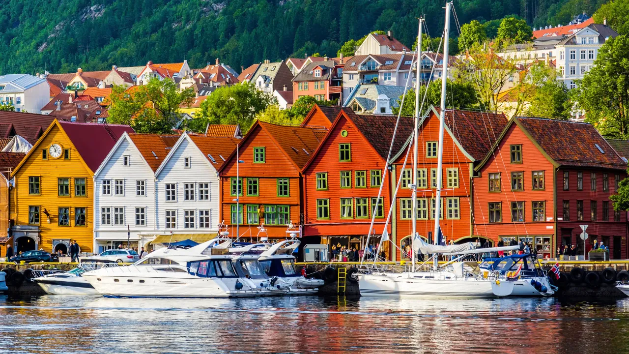 Bryggen i Bergen med de färgglada trähusen