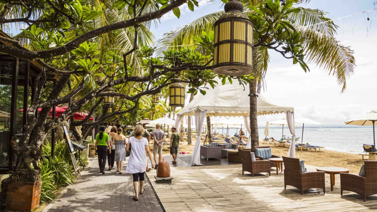 Strandpromenaden vid Sanur Beach på Bali Strandpromenaden vid Sanur Beach på Bali