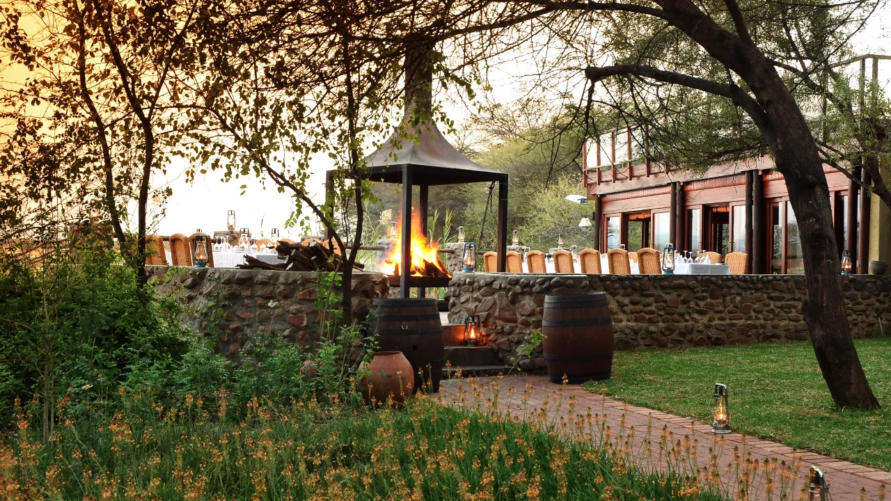 Det utomhus restaurangområdet vid Tau Game Lodge