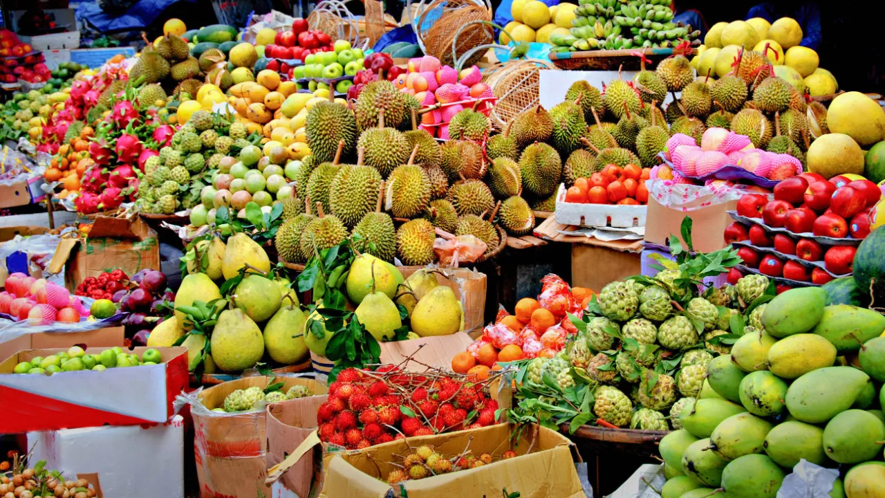 Marknad med frukt och grönsaker i alla färger Marknad med frukt och grönsaker i alla färger