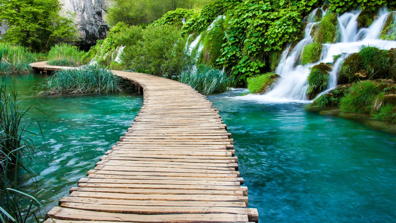 Karakteristisk träbro i Krka nationalpark Karakteristisk träbro i Krka nationalpark