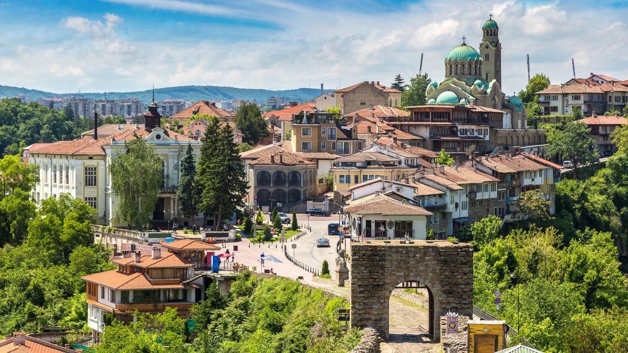 Utsikt över Veliko Tarnovo, den historiska medeltida huvudstaden i Bulgarien Utsikt över Veliko Tarnovo, den historiska medeltida huvudstaden i Bulgarien