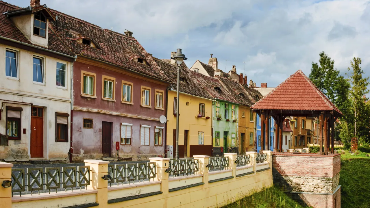 Färgglada historiska hus i Sibiu, en av Transsylvaniens bäst bevarade medeltida städer
