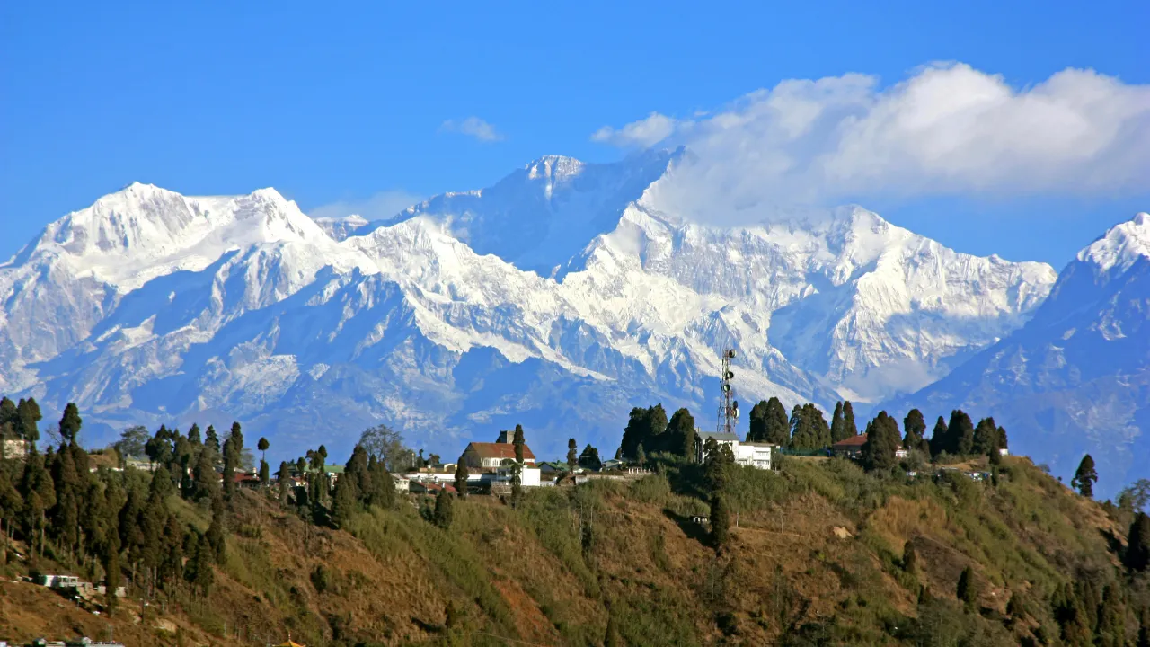 Darjeeling med de snötäckta ca 8 600 meter höga Kangchenjunga-bergen i bakgrunden