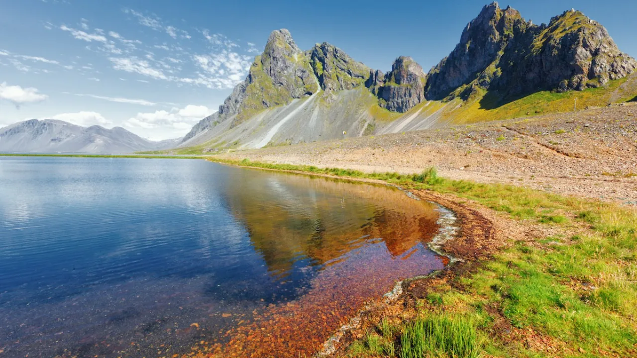 Djúpivogur-området i östra Island vid foten av berget Búlandstindur Djúpivogur-området i östra Island vid foten av berget Búlandstindur