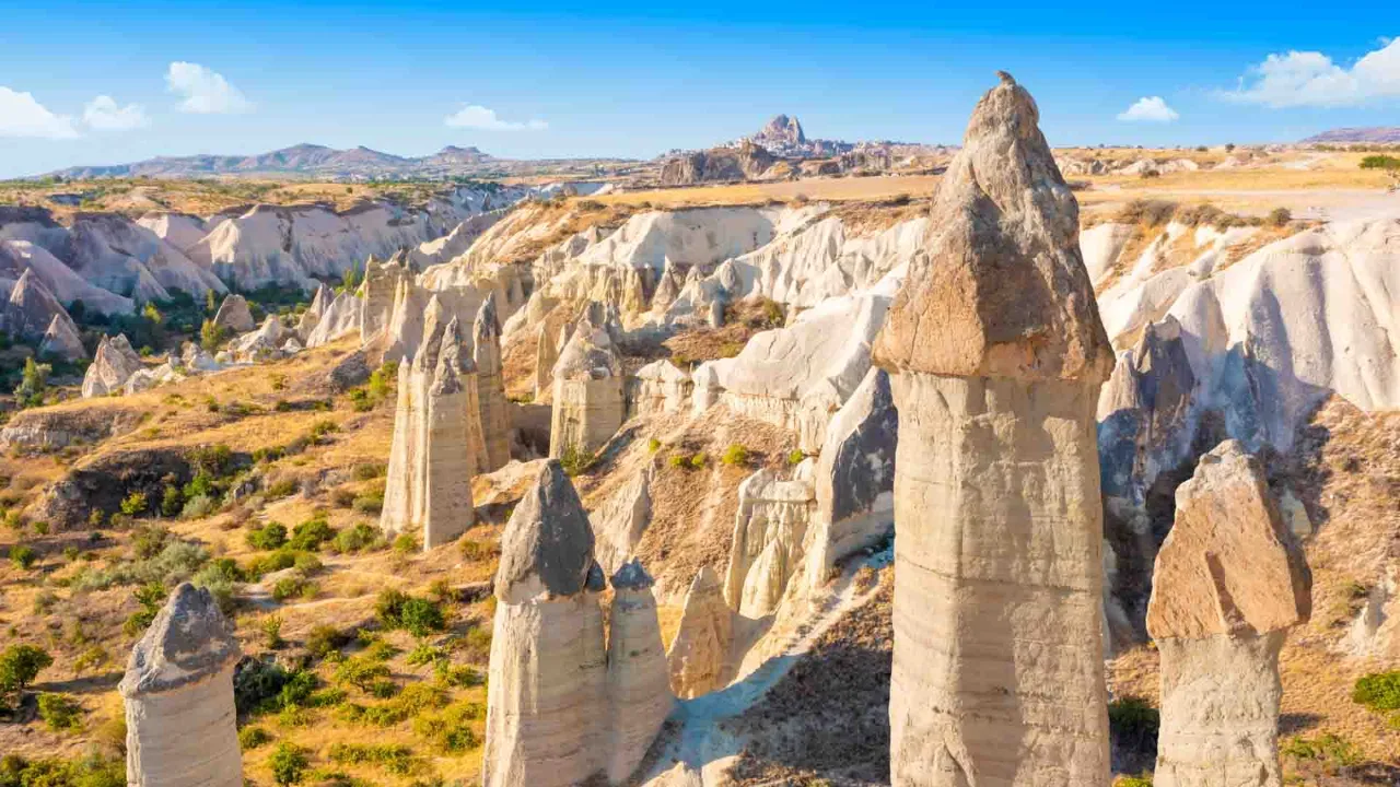 Fairy chimneys i Kappadokien nära Göreme, Turkiet – ett unikt landskap format av vind och vatten under tusentals år