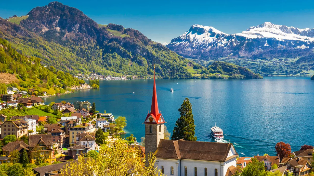 Vierwaldstättersjön med Luzern i förgrunden och bergstoppar i bakgrunden Vierwaldstättersjön med Luzern i förgrunden och bergstoppar i bakgrunden