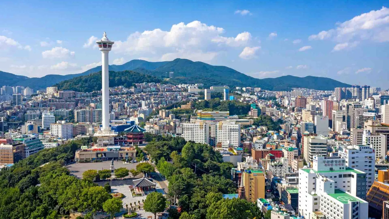 Busan Tower – ett ikoniskt utsiktstorn i Yongdusan Park Busan Tower – ett ikoniskt utsiktstorn i Yongdusan Park