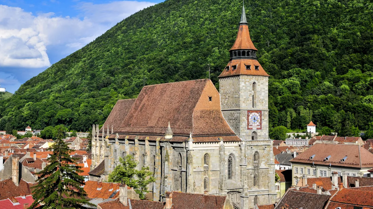 Svarta kyrkan i Brașov, en gotisk symbol mitt i Transsylvaniens berg Svarta kyrkan i Brașov, en gotisk symbol mitt i Transsylvaniens berg