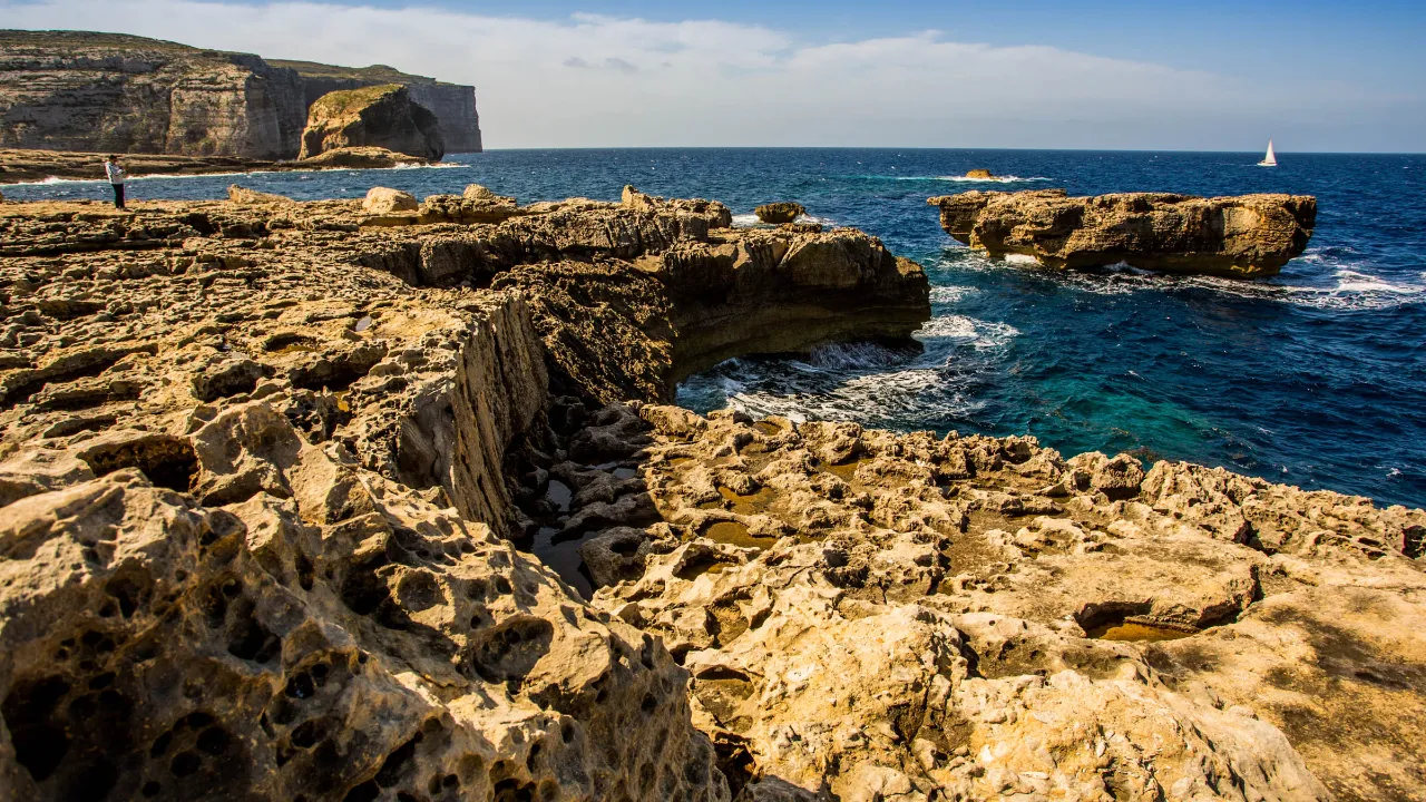 Dramatiska klippor och havsutsikt vid Dwejra på Gozo