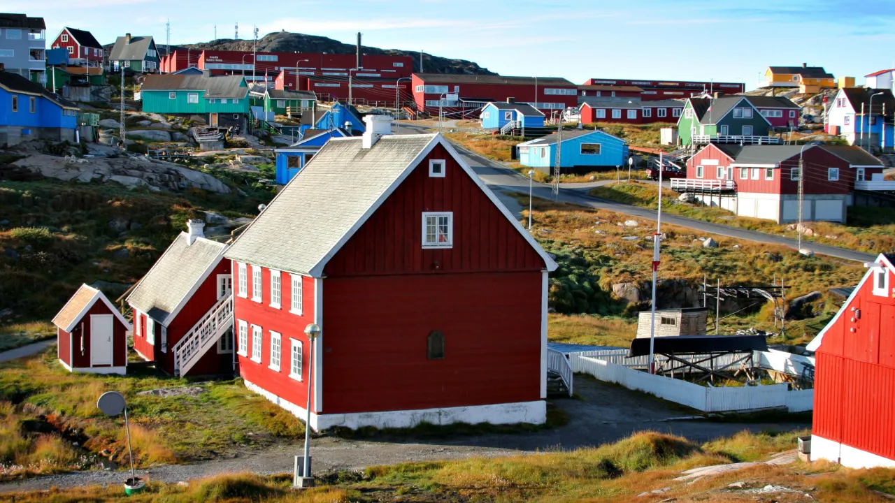Färggranna trähus i Ilulissat – färgen visar vem som bor där, eller snarare deras yrke – de röda är t.ex. kyrka, skola, handel Färggranna trähus i Ilulissat – färgen visar vem som bor där, eller snarare deras yrke – de röda är t.ex. kyrka, skola, handel