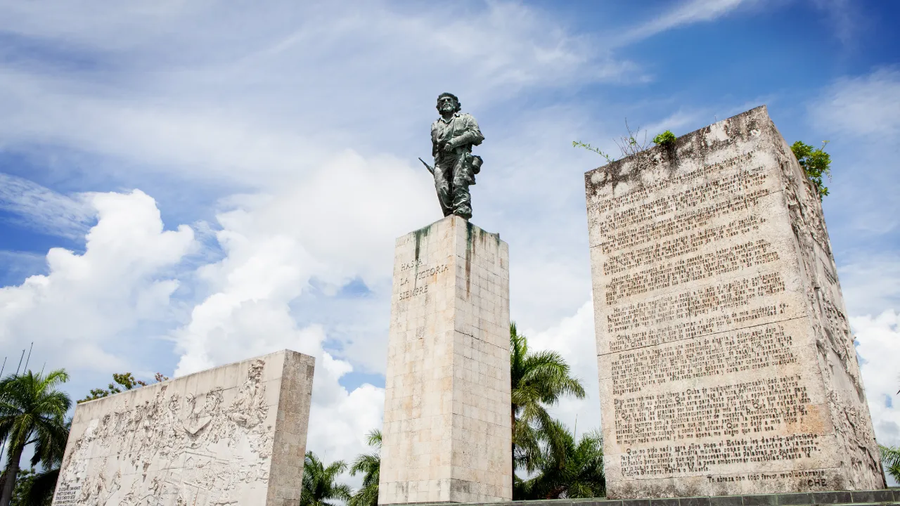 På stenen till höger är Che Guevaras avskedsbrev till Fidel Castro inristat