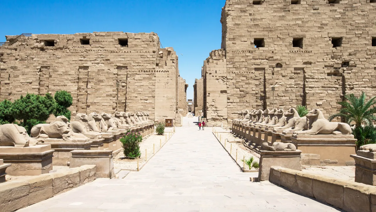 Ingångsallén till Karnaktemplet i Luxor flankeras av så kallade kriosfinxer med vädurshuvuden Ingångsallén till Karnaktemplet i Luxor flankeras av så kallade kriosfinxer med vädurshuvuden