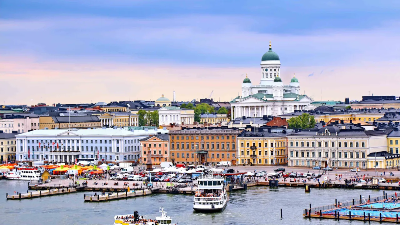 Helsingfors hamn med utsikt över den ikoniska Domkyrkan Helsingfors hamn med utsikt över den ikoniska Domkyrkan