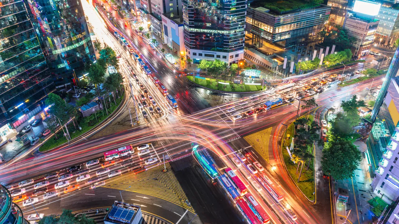 Gangnam i Seoul – ett modernt affärskvarter, berömt för sin skyline, nattliv och livliga gator Gangnam i Seoul – ett modernt affärskvarter, berömt för sin skyline, nattliv och livliga gator