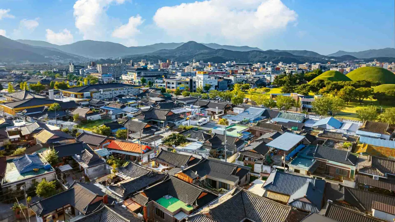 Hwangridan-gil i Gyeongju – ett charmigt område där traditionella hanok-hus möter moderna caféer och butiker Hwangridan-gil i Gyeongju – ett charmigt område där traditionella hanok-hus möter moderna caféer och butiker