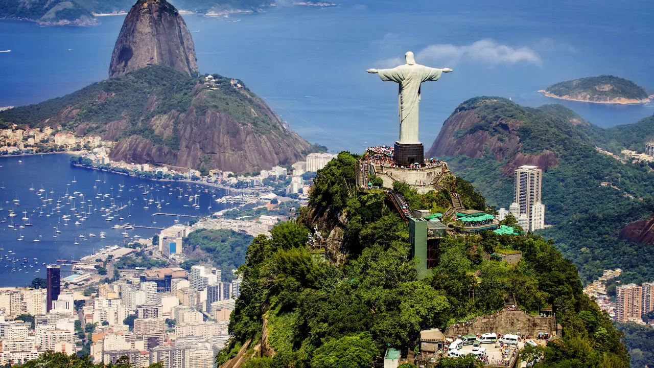 Från toppen av Corcovadoberget vakar Cristo Redentor över Rio de Janeiro Från toppen av Corcovadoberget vakar Cristo Redentor över Rio de Janeiro