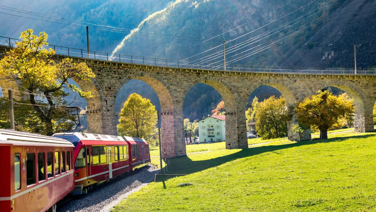 Bernina Express kör över (eller under) mer än 50 broar Bernina Express kör över (eller under) mer än 50 broar