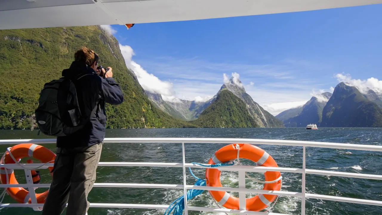 Milford Sound, sett från båtens däck, med det karakteristiska berget Mitre Peak Milford Sound, sett från båtens däck, med det karakteristiska berget Mitre Peak