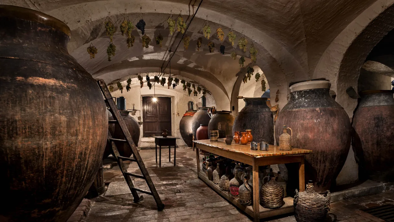 Traditionell vinkällare med lerkrukor för tillverkning av Vinho de Talha Traditionell vinkällare med lerkrukor för tillverkning av Vinho de Talha