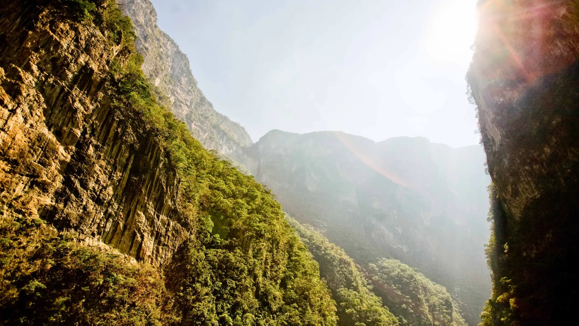 Den majestätiska Sumidero-kanjonen reser sig upp till 1 000 meter över floden Río Grijalva Den majestätiska Sumidero-kanjonen reser sig upp till 1 000 meter över floden Río Grijalva