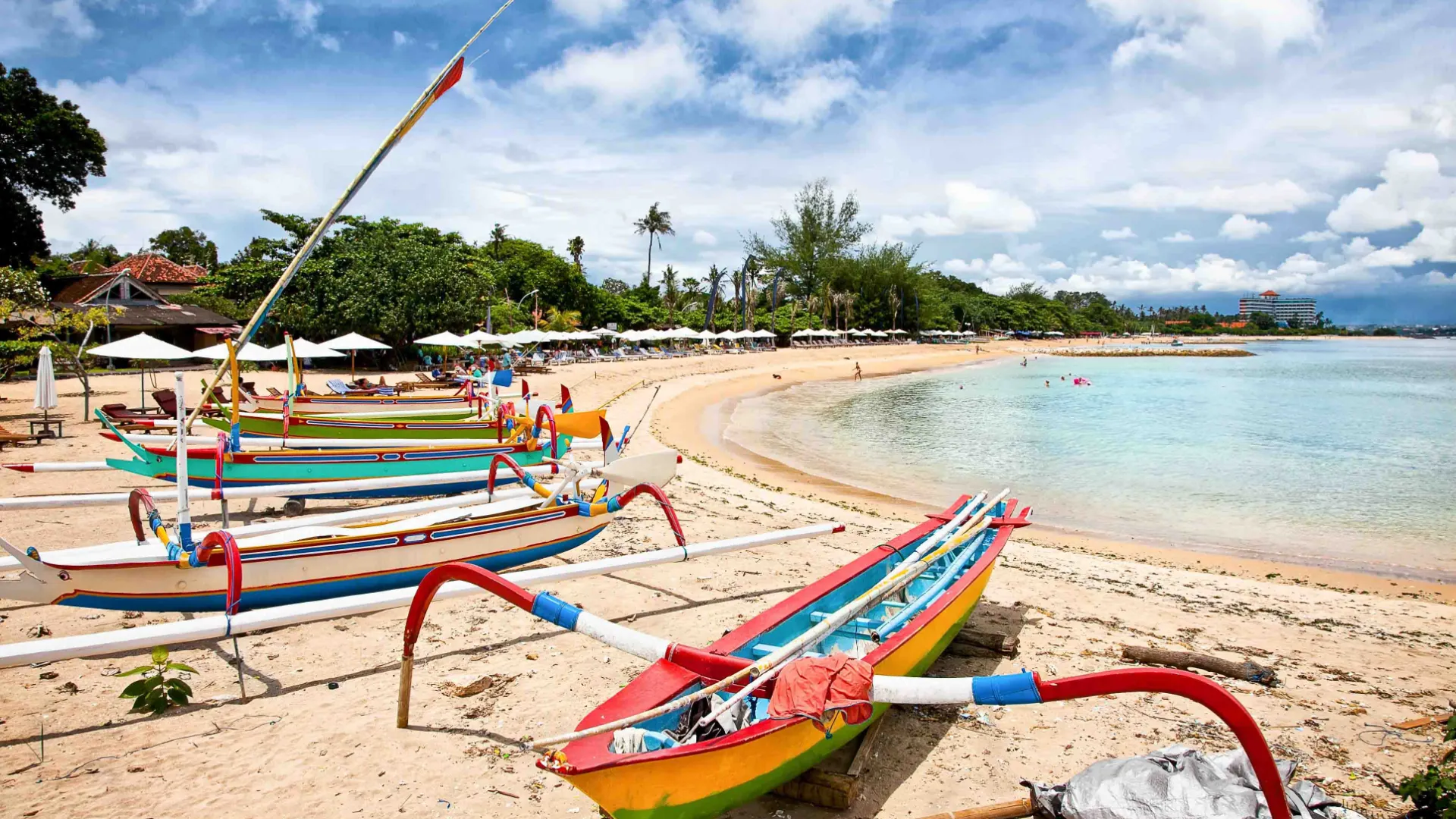 Traditionella fiskebåtar på Sanur Beach, Bali Traditionella fiskebåtar på Sanur Beach, Bali