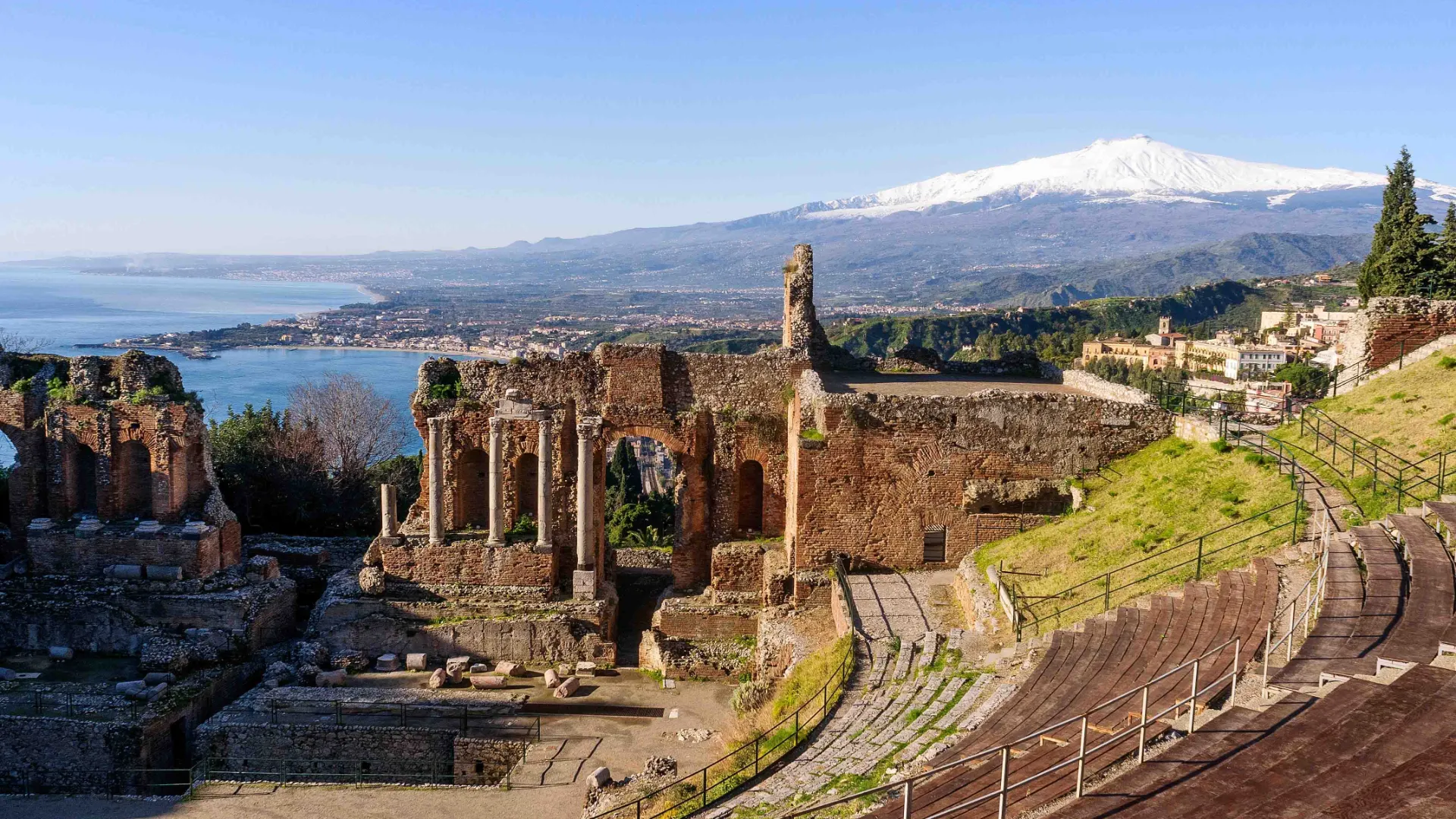 Amfiteatern och vacker utsikt över Etna Amfiteatern och vacker utsikt över Etna