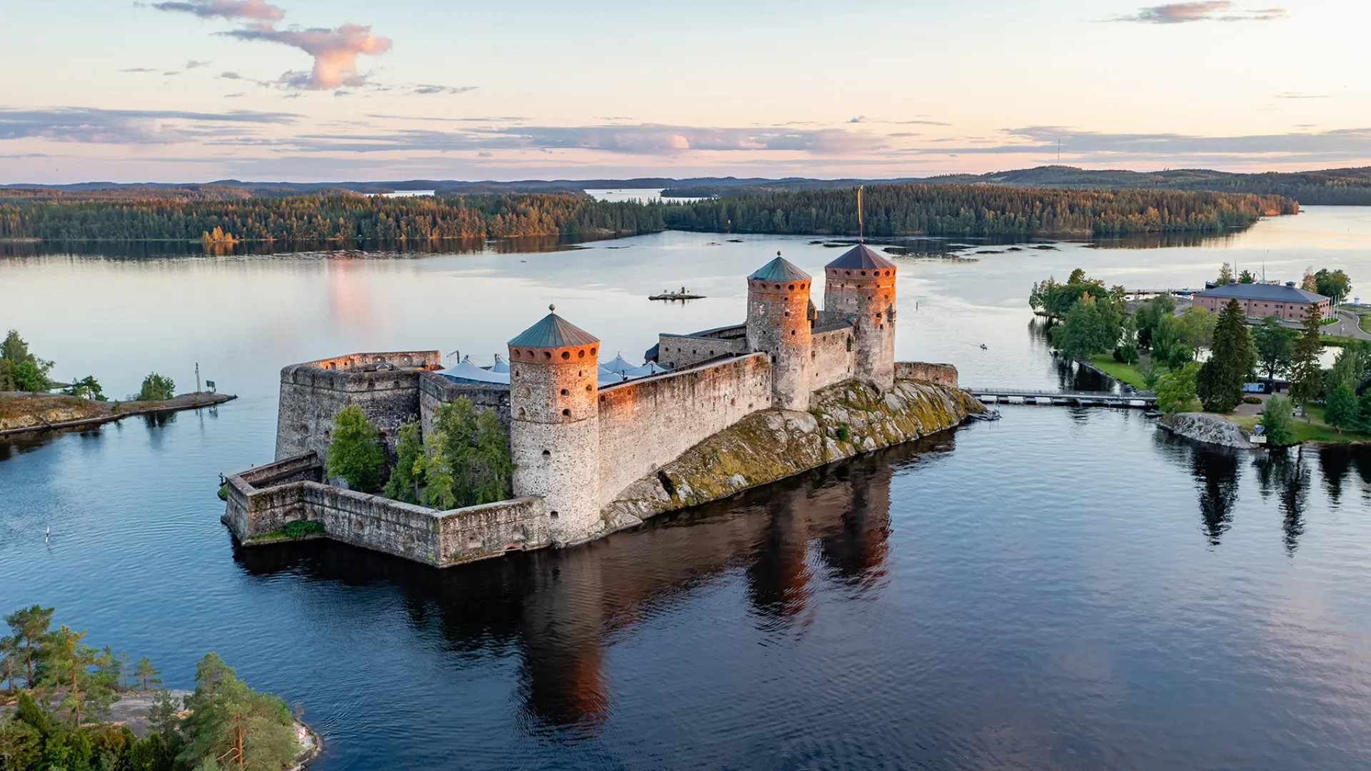 Olavinlinna är en av de bäst bevarade medeltida borgarna i Norden och idag känd som hem för den årliga Savonlinna operafestival Olavinlinna är en av de bäst bevarade medeltida borgarna i Norden och idag känd som hem för den årliga Savonlinna operafestival