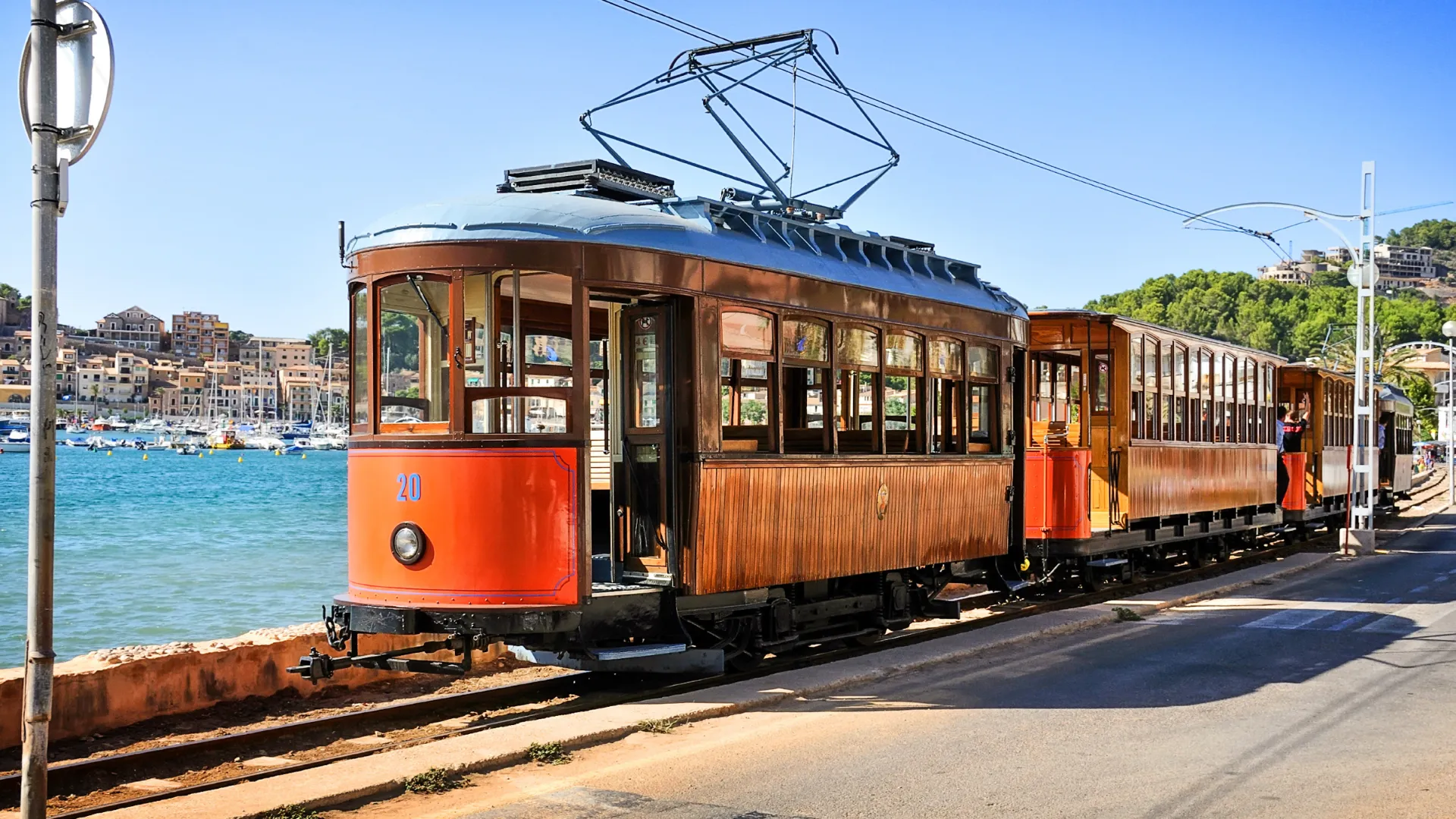 Den klassiska spårvagnen kör mellan Sóller och Port de Sóller