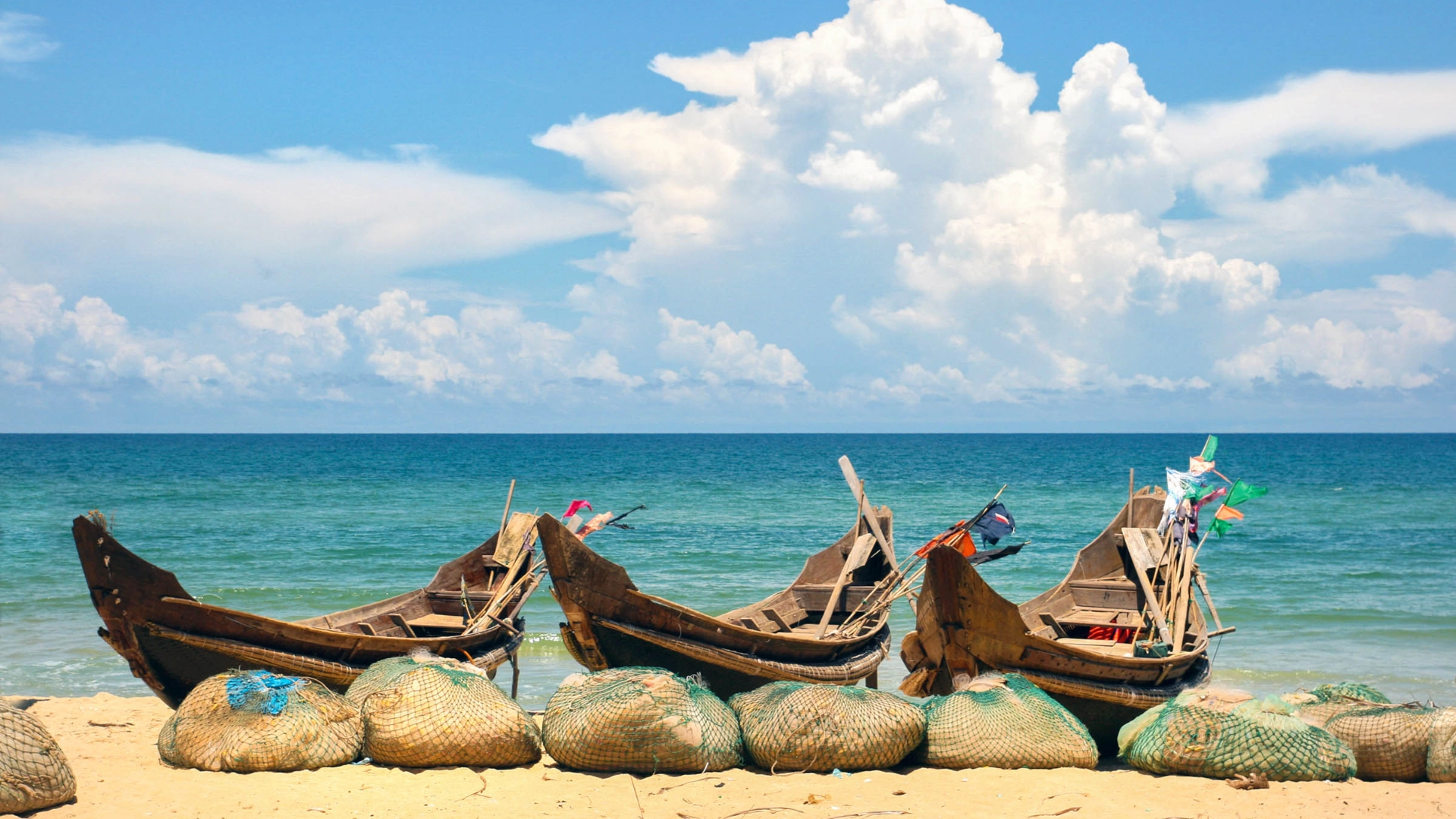 Fiskebåtar på stranden vid Danang